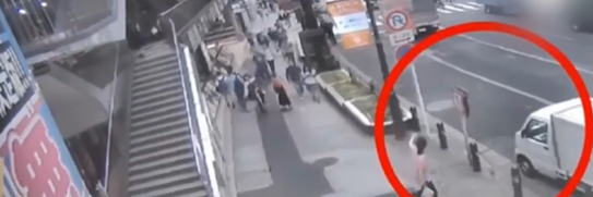 渋谷道玄坂のライブカメラに『ワープして来た人間』が映る動画